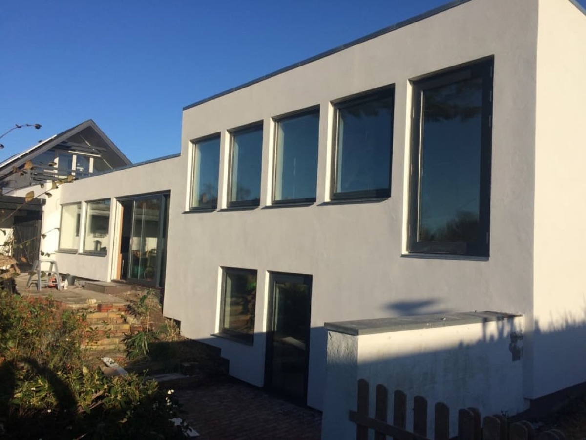 Bygning med nye vinduer monteret i facaden