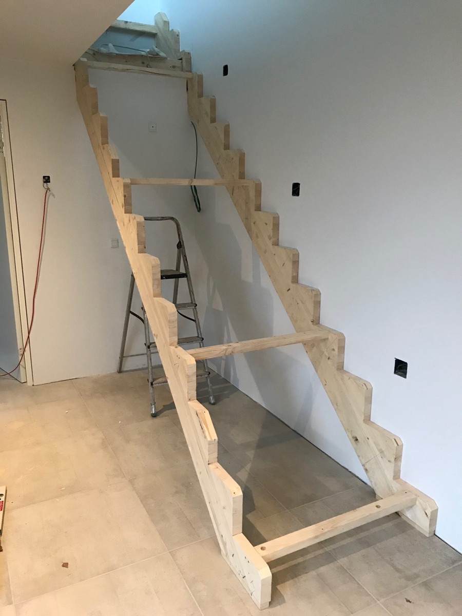 Ny indvendig trappe sat op under en renovering