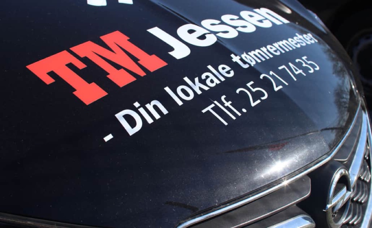Firmabil fra TM Jessen med logo og telefonnummer