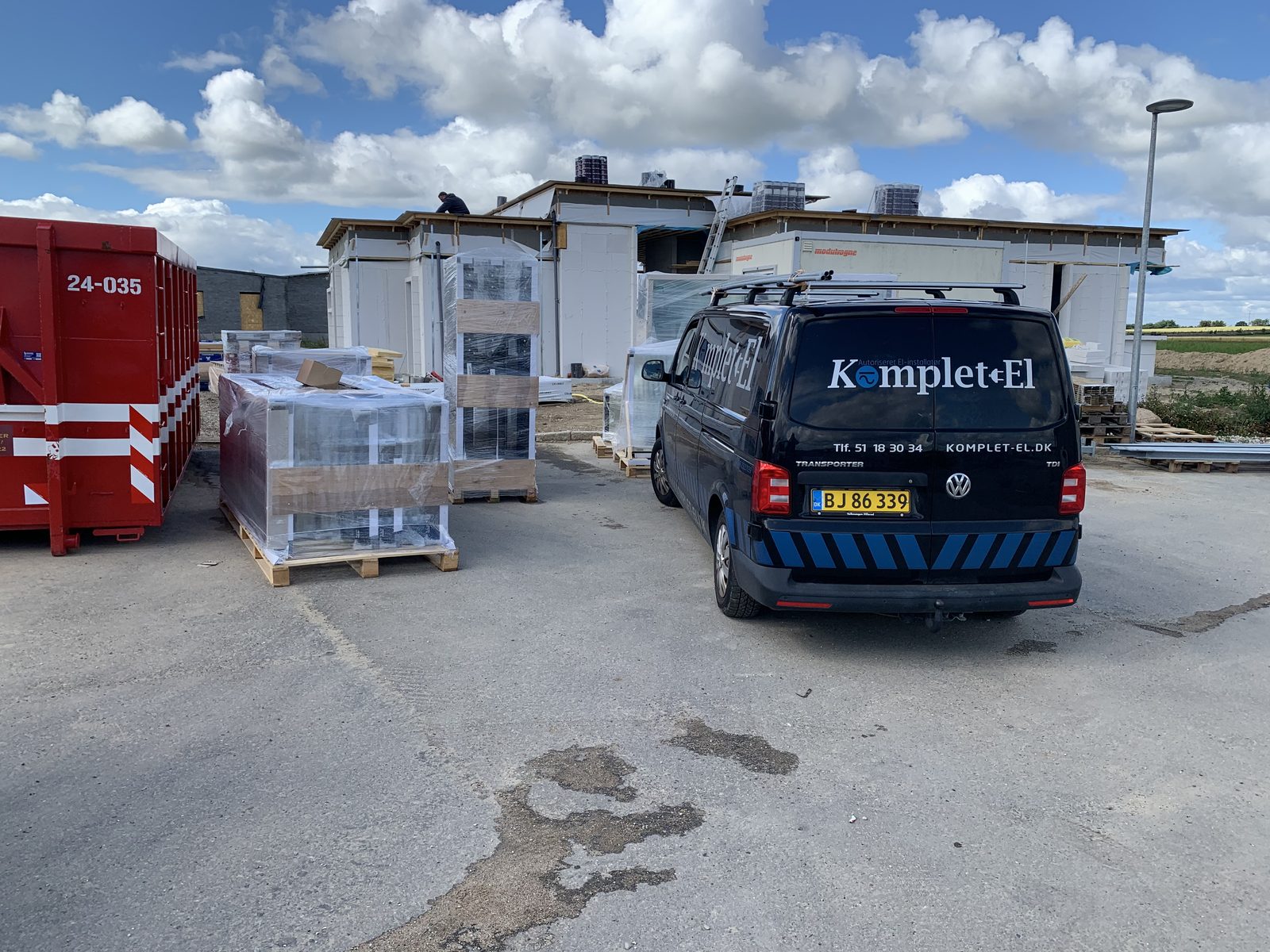 Servicebil fra Komplet-El på en opgave
