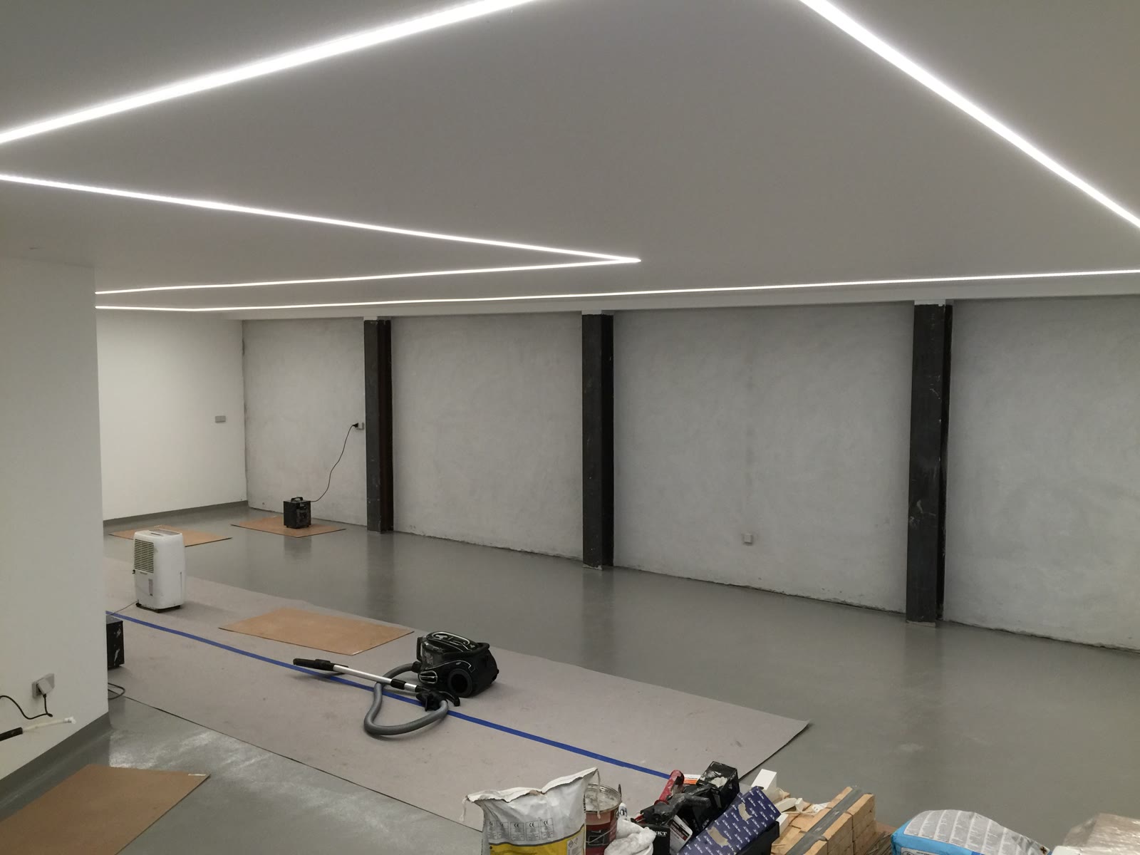 Ny garage med LED bånd i loftet og indbyggede højttalere