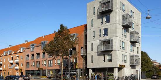 Nybygget ejendom med butik i stueplan på Amager