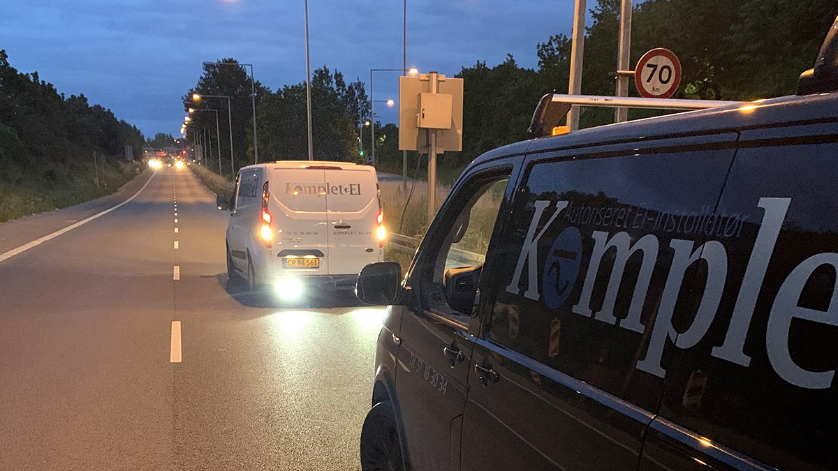 Natarbejde ved tunnel i København med styretavler og skilte